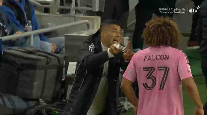 教練牙?本場替補(bǔ)的蘇亞雷斯在場下叫來本隊(duì)中衛(wèi),向其傳授經(jīng)驗(yàn)