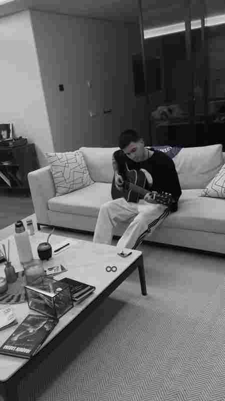 多才多藝！馬斯坦托諾社媒發視頻，彈吉他悼念馬拉多納