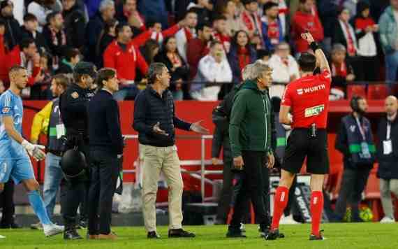 馬卡:塞維利亞德比戰有球迷向場內投擲水瓶,導致比賽中斷數分鐘