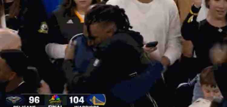 金州的功臣！凱文·盧尼賽后和勇士眾將以及教練組擁抱寒暄