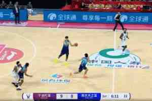 閃電俠既視感！王凡懿單手合球跳步過人 頂著所羅門將球上進